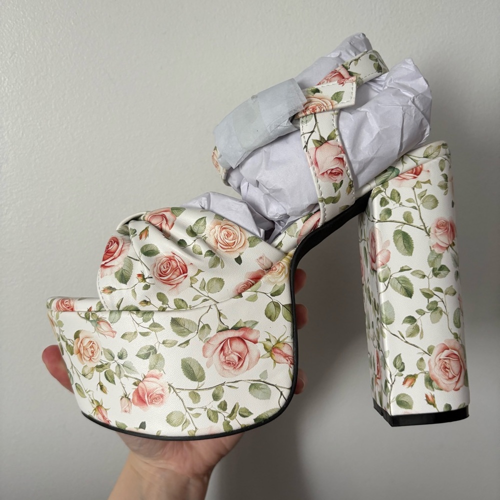 LOVE AT EVERY CORNER PLATFORM HEELS - FLORAL - Picture 4 of 5